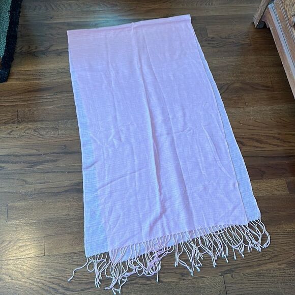 Pink wrap/shawl with fringe hem - Picture 6 of 6